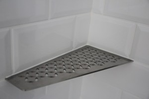 Tablette décorative dans douche 